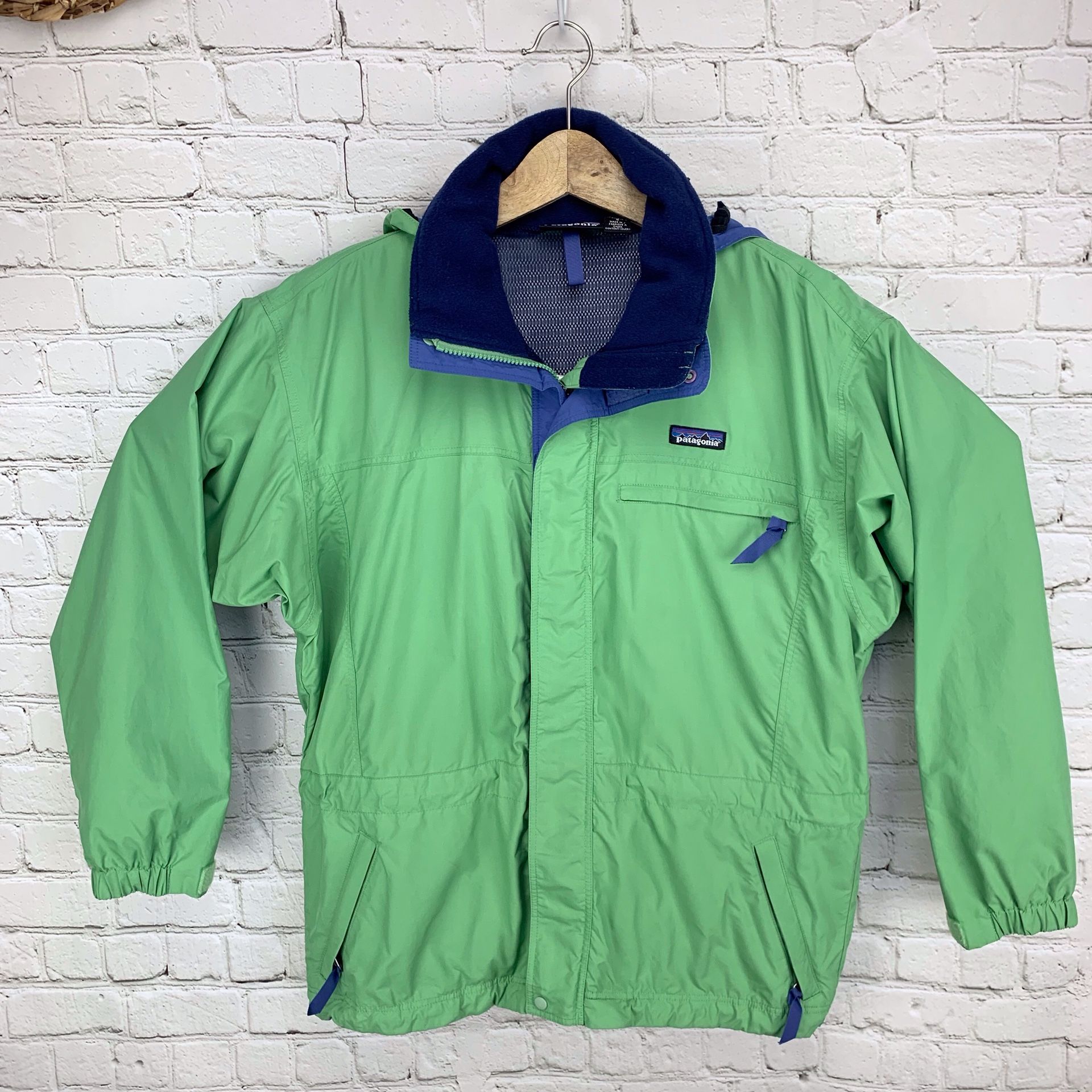 Patagonia women’s Oversized rain cinch windbreaker jacket Small/medium.