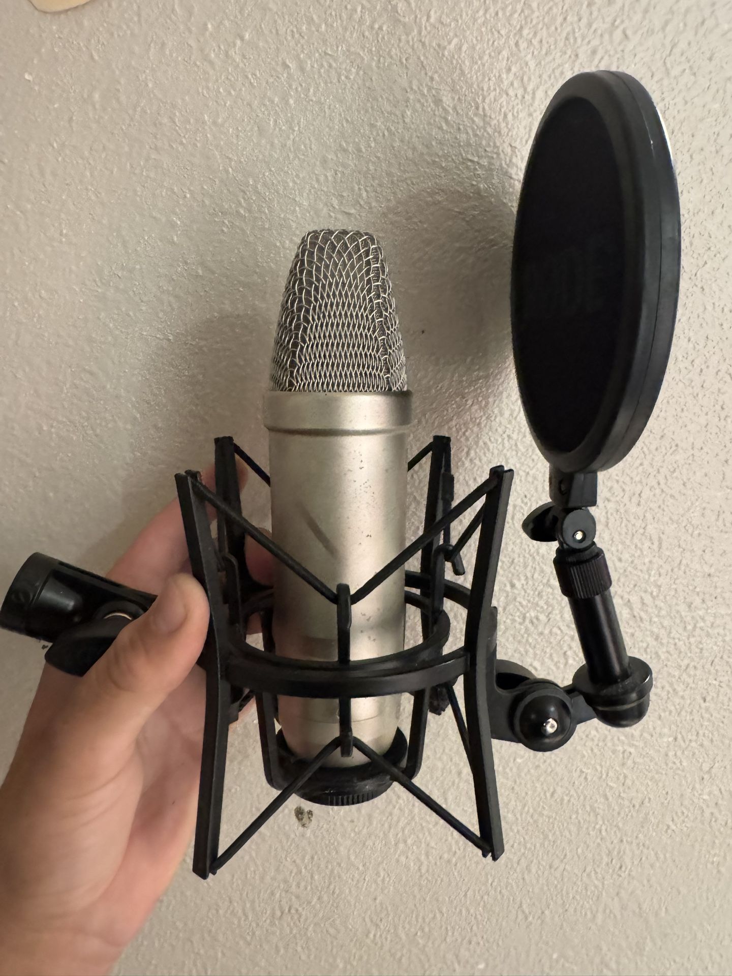 RØDE NT1 5th Generation Large-diaphragm Studio Condenser Microphone with XLR and USB Outputs, Shock Mount and Pop Filter