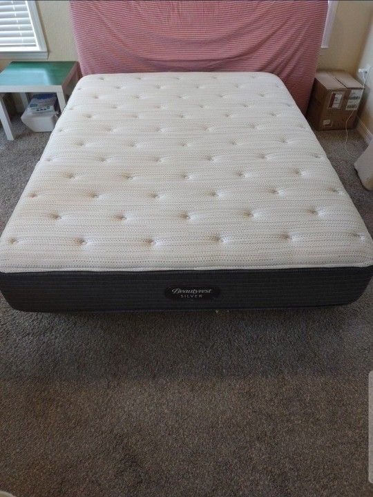 Like New Queen Size Beautyrest Silver Luxury Mattress 