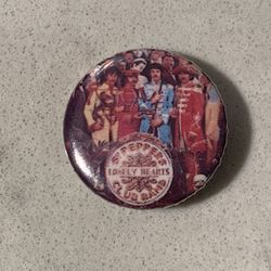 Vintage 1980s THE BEATLES pin SGT. PEPPERS Lonely Hearts Club Band badge button