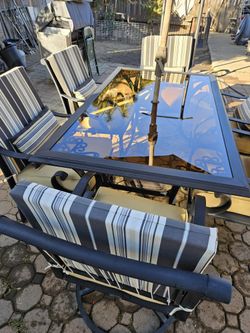 Comedor De Yarda Buenas Condiciones $250