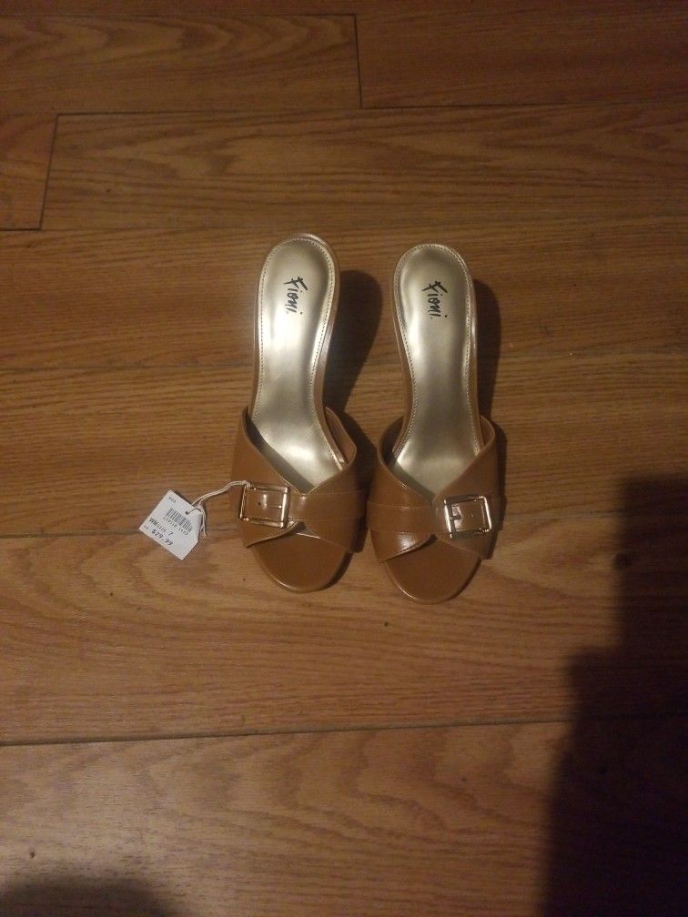 ***Fioni Beige Women's Size 7 Shoes With Tag Never Worn***