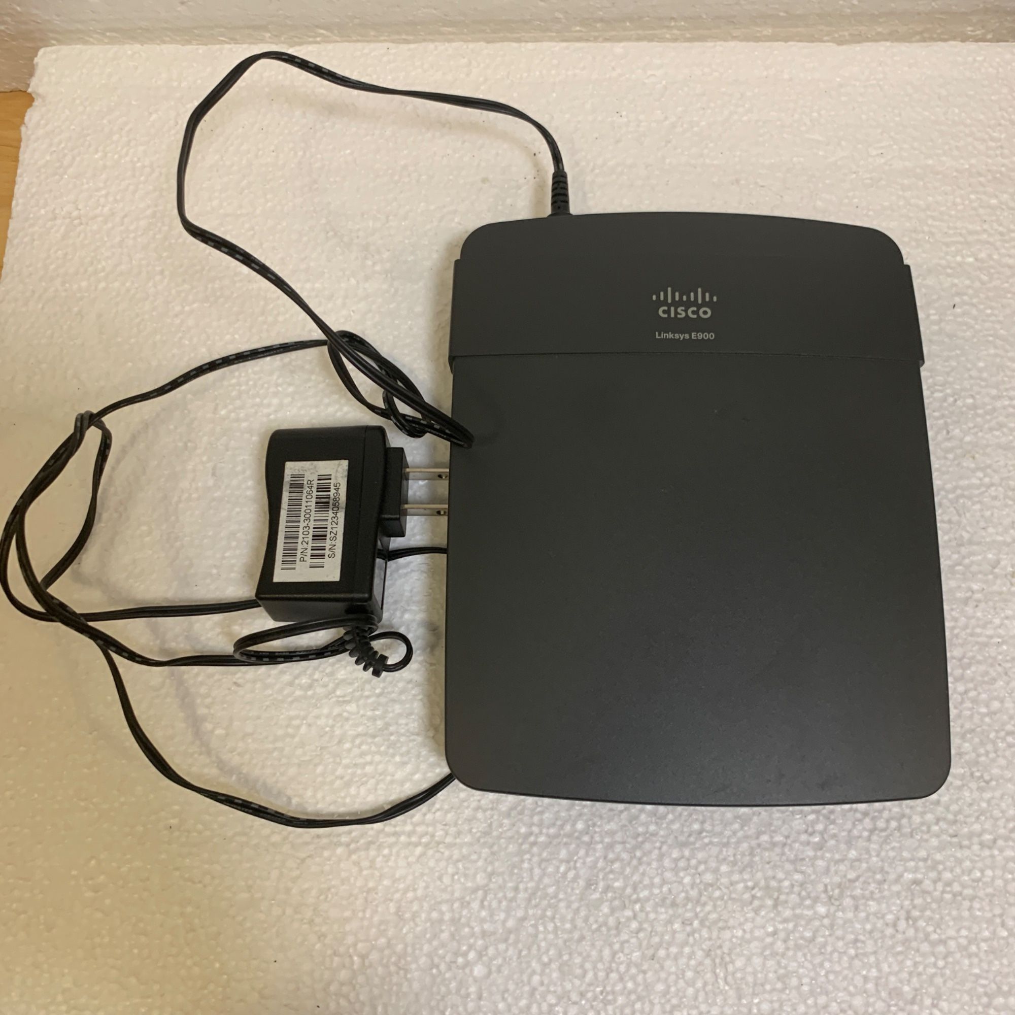 CISCO Linksys E900 300 Mbps 4-Port 10/100 Wireless N Wi-Fi Router