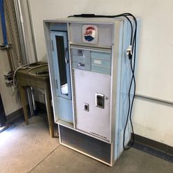 Vintage 60s Pepsi machine👍 I used for decoration purpose😊 inside is completely guts out and clean👍