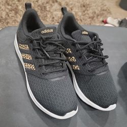 WOMEN'S SIZE 9 ADIDAS