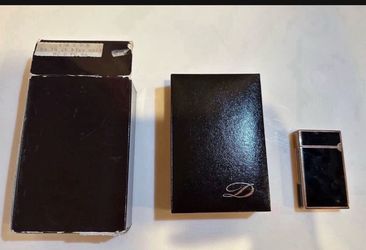 Vintage DuPont Lighter: natural black laquer lighter with gold finish