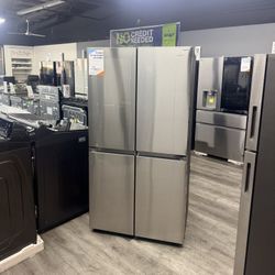 🎈SAMSUNG STAINLESS STEEL COUNTER DEPTH REFRIGERATOR WITH ICE MAKER AND WATER DISPENSER🎈