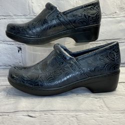 Yuu Womens Bethanee Clogs Shoes Black Floral Embossed 