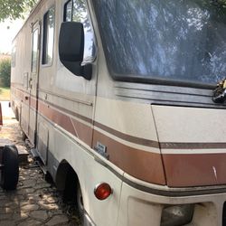 1988 Chevy South wind 32’