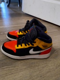 Jordans 1 size 5 y.