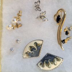 Small Lot Of Jewelry 