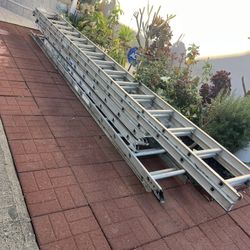 Escalera de 32 pies de aluminio, buenas condiciones muy barata 