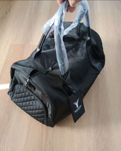 Duffle bag with shoe pocket