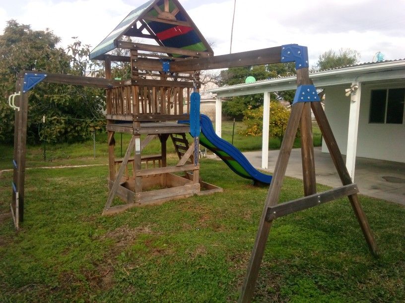 BACK YARD SWING SET FOR SALE