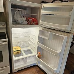 GE Refrigerator/freezer: 28" x 65" x 28" - $150 OBO