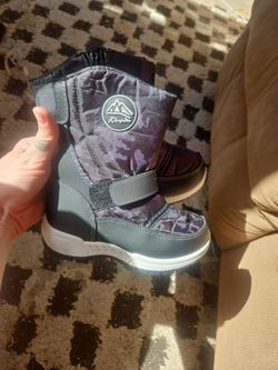 Size 10 childs snow boots