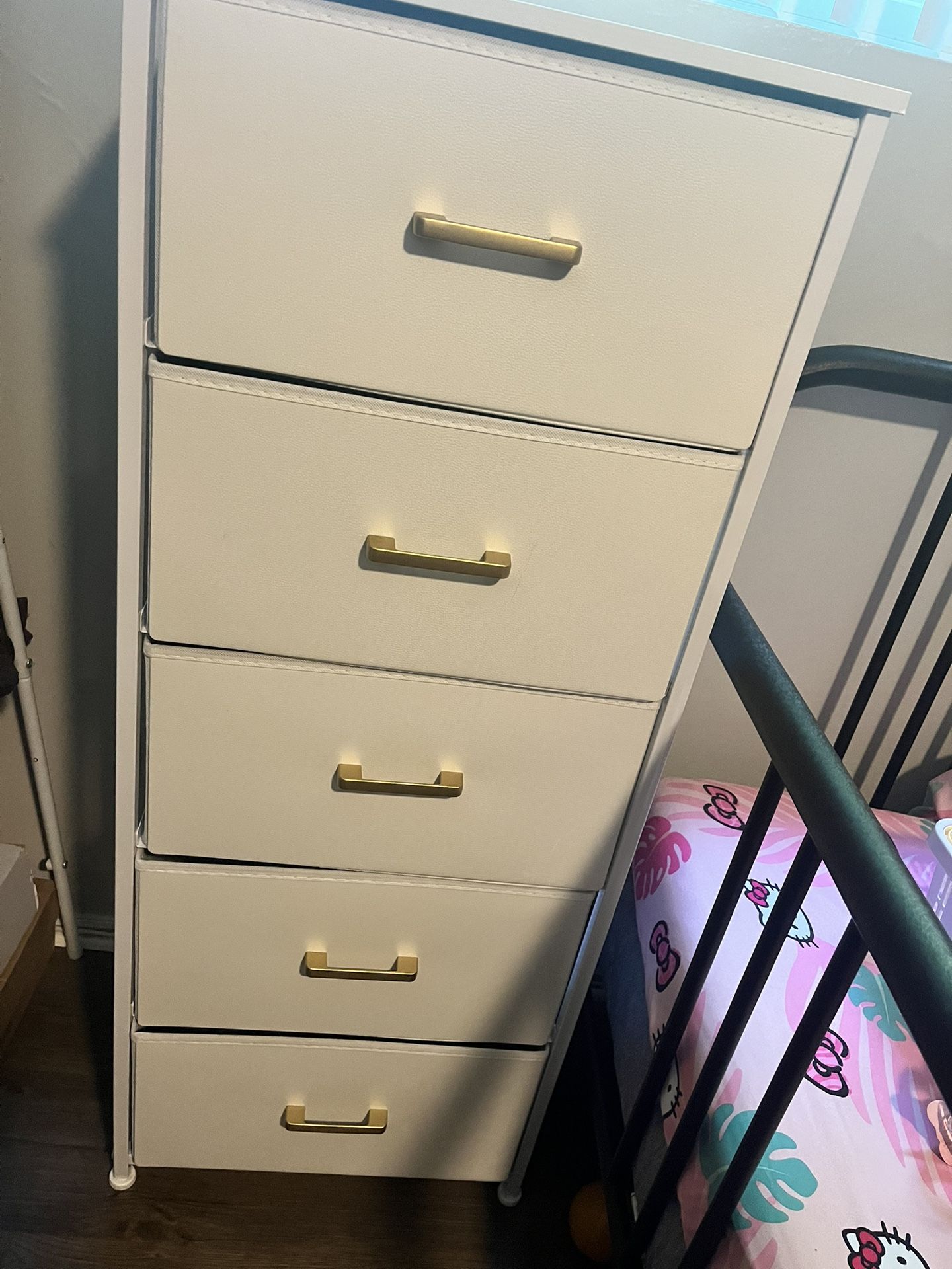 White dresser 11.8"D x 16.5"W x 45.1"H (5 Drawers)