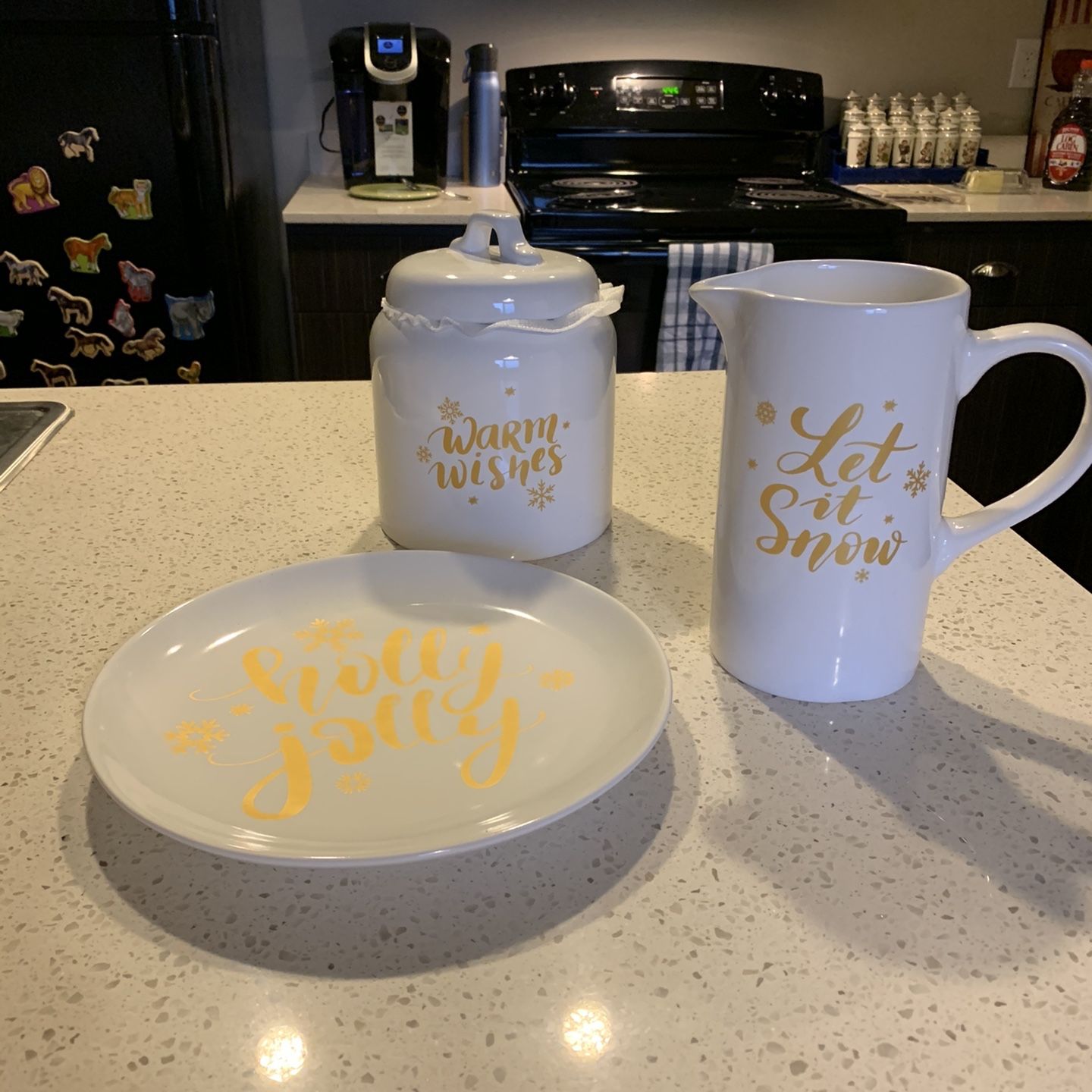 .,,One cookie jarTwo decorative plates,One water jug.