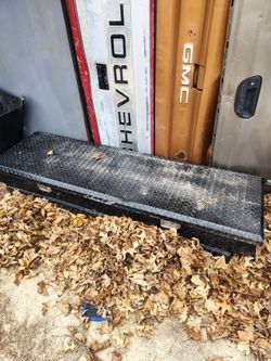 Truck bed tool box