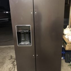 Whirlpool 28.4-cu ft Side-by-Side Refrigerator with Ice Maker (Fingerprint Resistant Black Stainless)