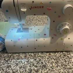 Singer Sewing Machine  ( PICKUP ONLY)