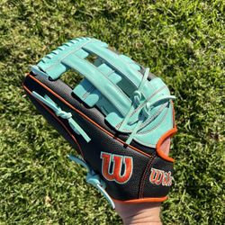 Wilson A2000 12.75” Outfield Baseball Glove Left Hand