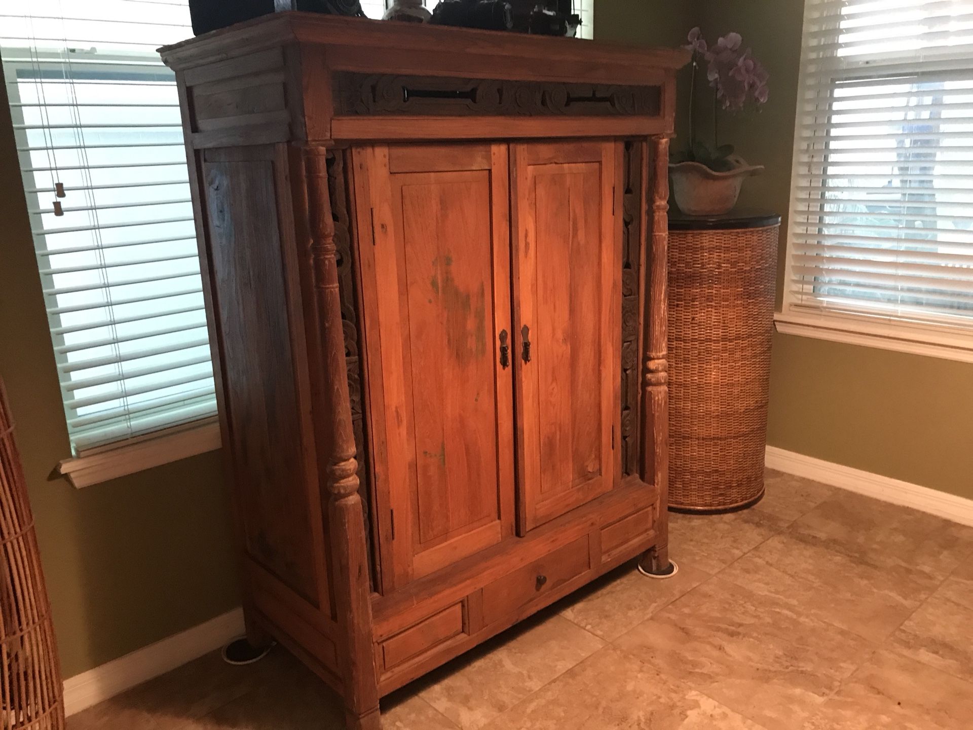 Antique cheat - bar - armoire - table - TV