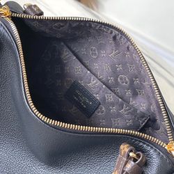 This Express small handbag is an urban product, and its design is inspired by the brand's classic Keepall travel bag.