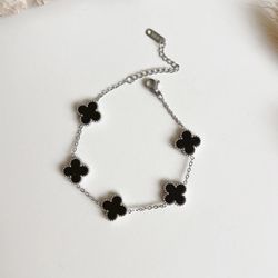Brand new Van Cleef & Arpels silver and black onyx clover 