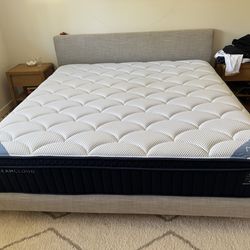 Like New Dreamcloud Premier Hybrid King Mattress