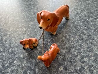 Vintage Mother Dachshund with 2 puppies on chain Porcelain