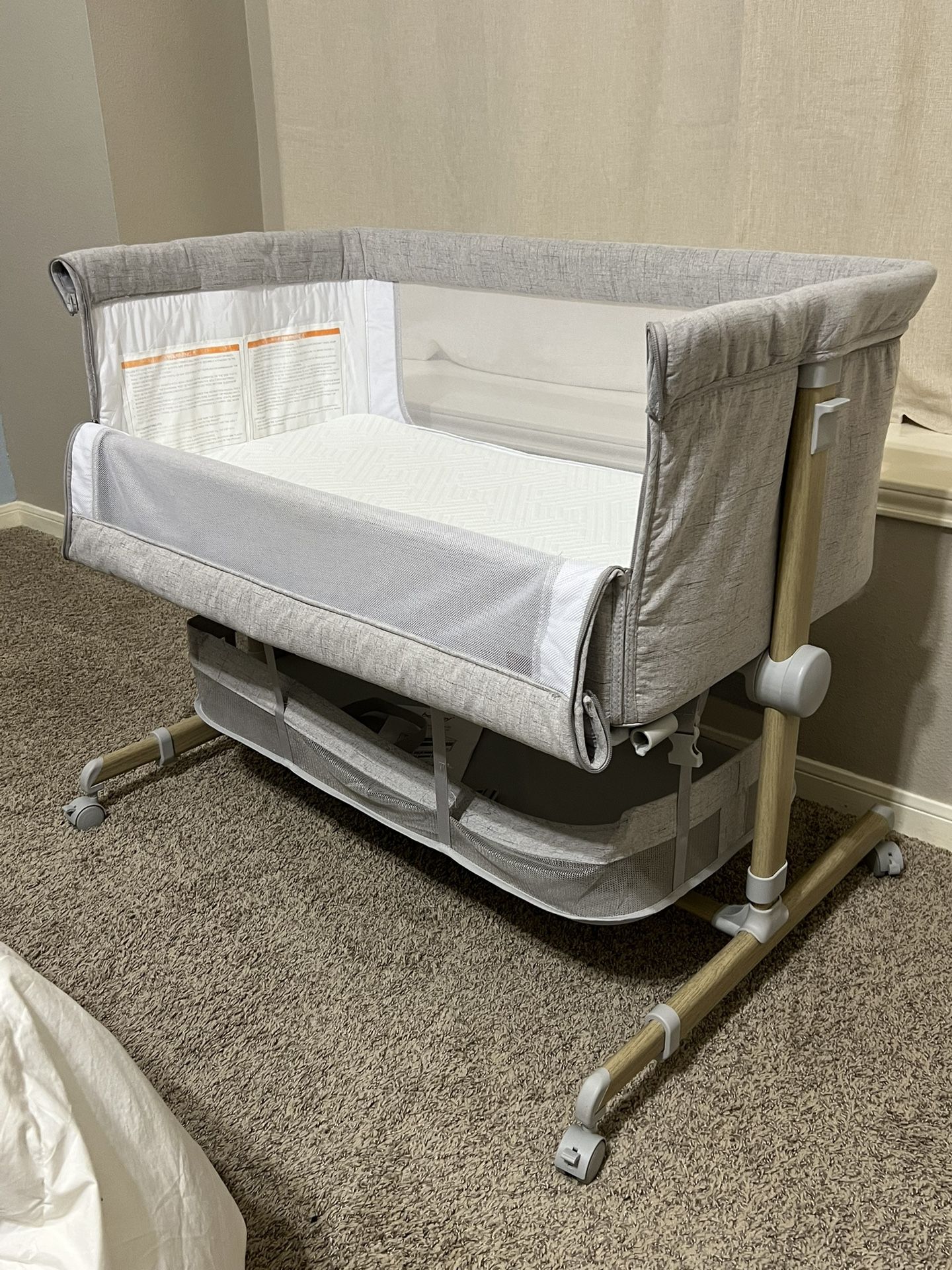Baby Bassinet / Bedside Sleeper – Excellent Condition
