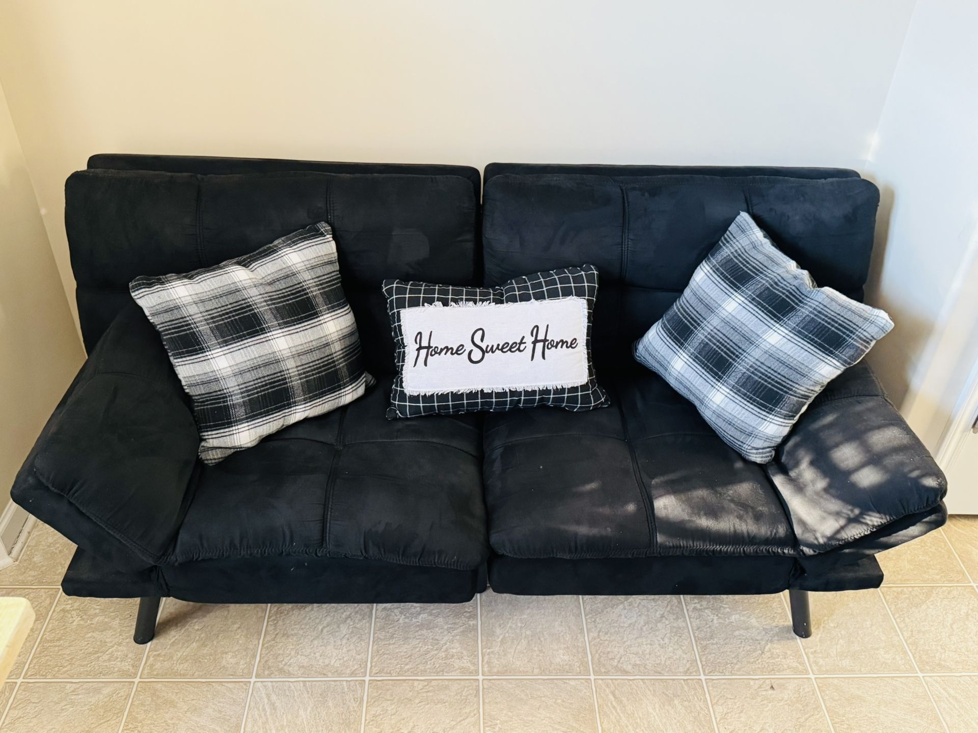 🔥 Black Futon + Pillows – Excellent Condition