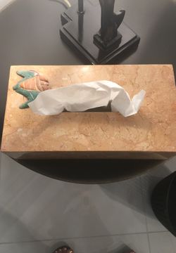 Marbled tissue holder