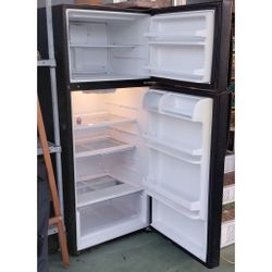 Whirlpool Top Freezer Refridgerator Black $200.00