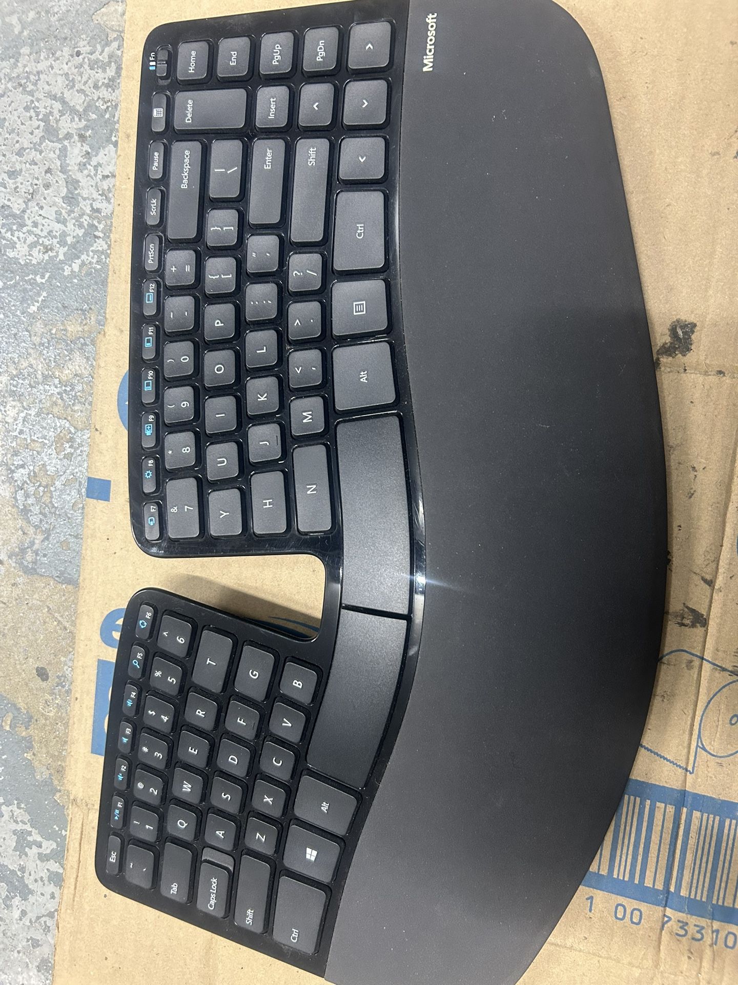 Microsoft Sculpt Ergonomic Keyboard .