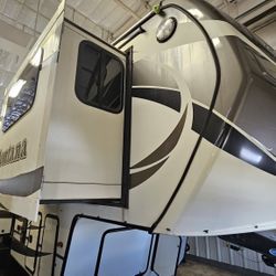 2016 Keystone Montana Front Living Room Fifth Wheel