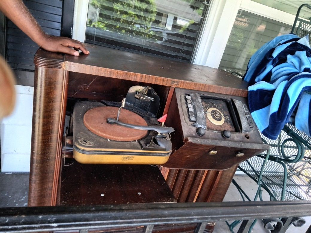 Zenith Turn Table And Radio System