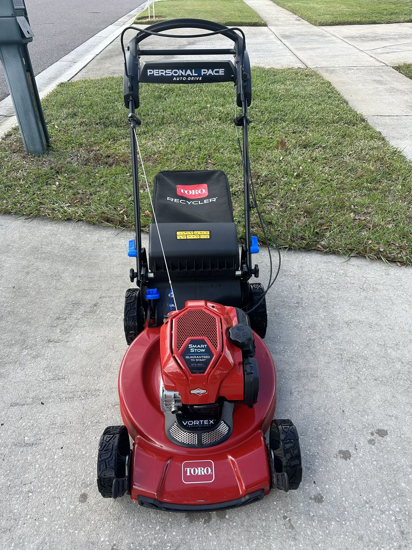 Toro SMARTSTOW 21465 22 in. 150 cc Gas SelfPropelled Lawn Mower for