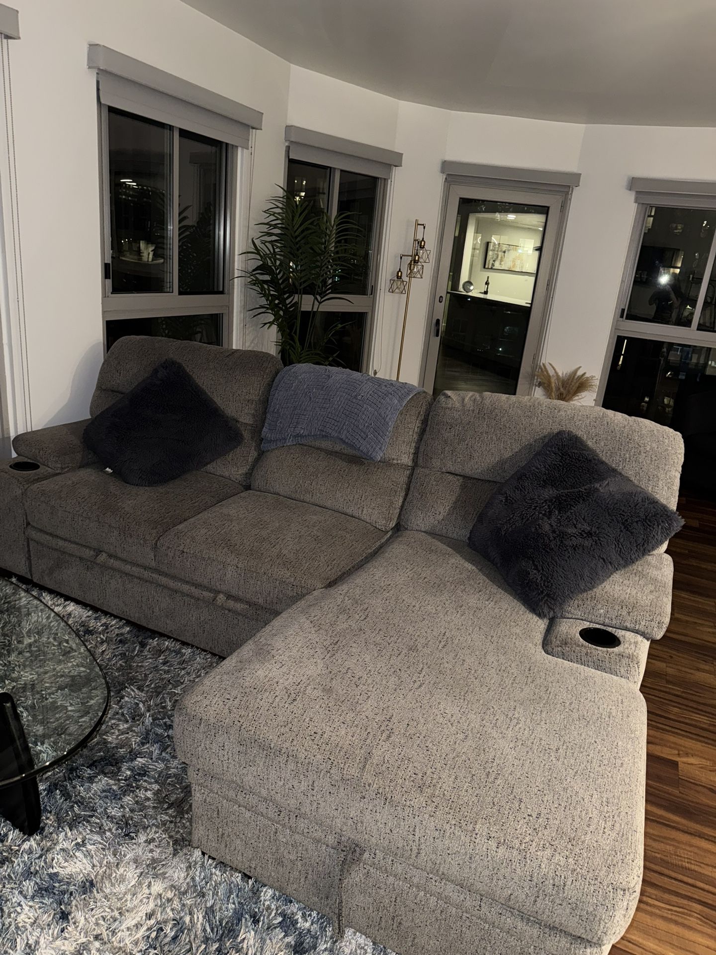 Gray Pullout Sectional Sofa with Chaise – Modern & Comfortable