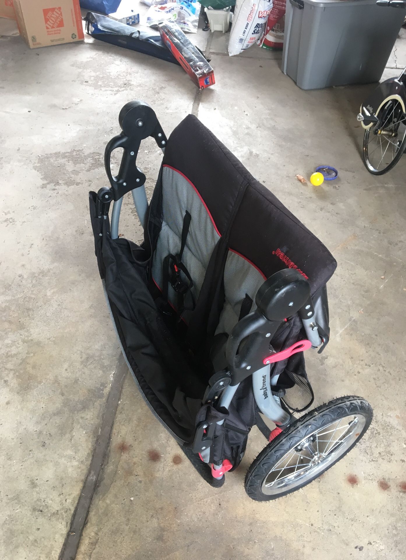 Expedition double stroller with coffee cup holder and built in speakers like new. Used about 5 times total