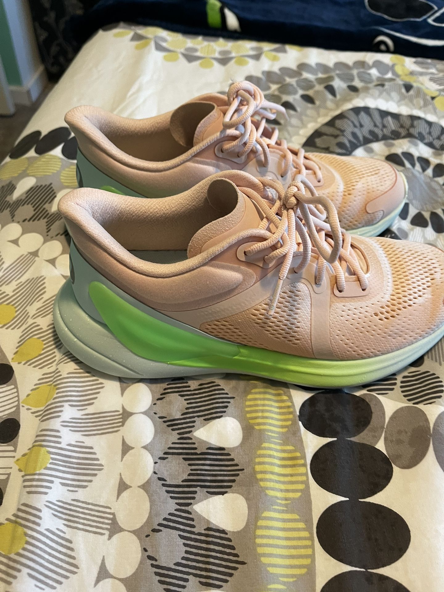 Lululemon tennis shoes for women's size 8 Usa