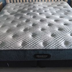 King Size Mattress And Boxspring 