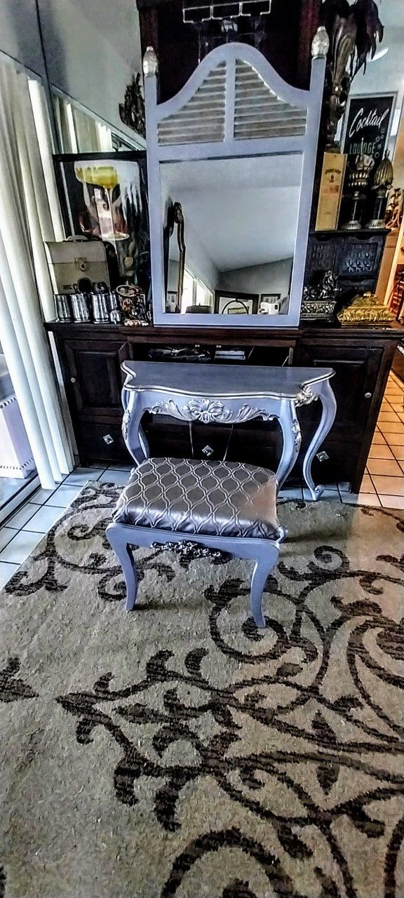 Petite VINTAGE Vanity Table With BENCH & mirror!