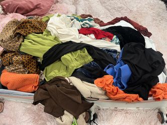 Maleta Llena De Ropa De Mujer