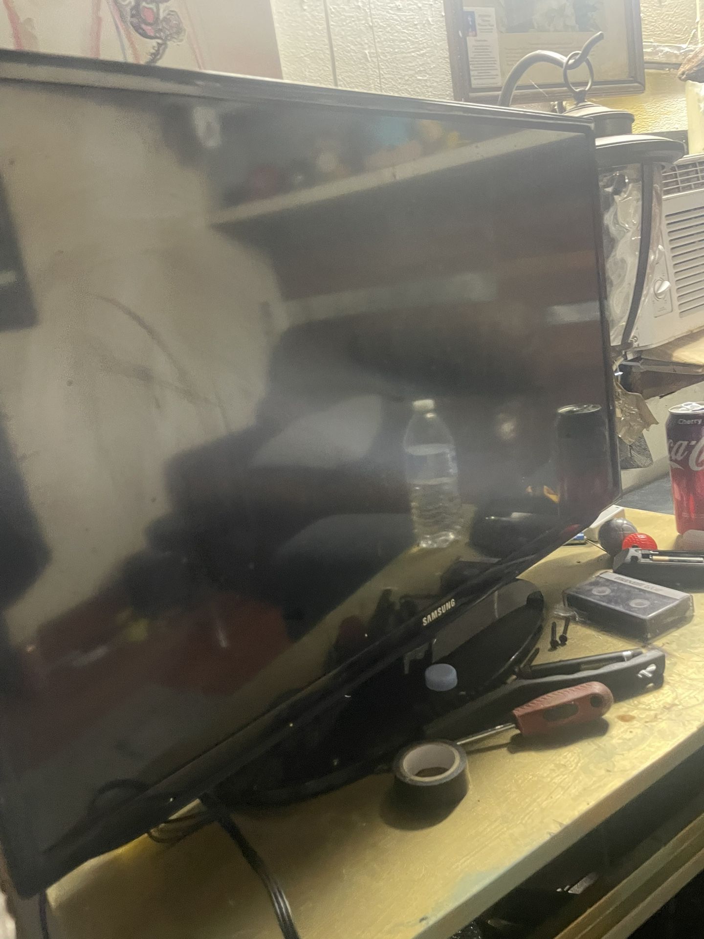 Smart Tv With Wall Mount An Remote 