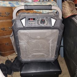 MONSTER ROCK n ROLLER BLUETOOTH speaker ONLY WORKS WHEN PLUGGED IN