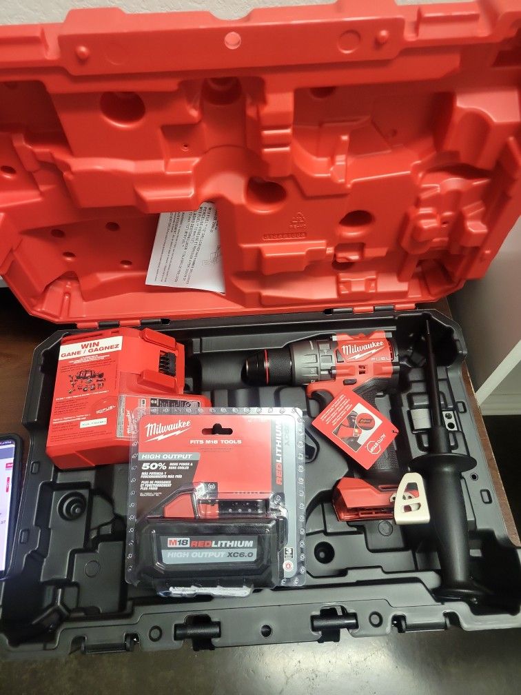 MILWAUKEE M18 FUEL DRILL SET W. BATTERY 6.O AND CHARGER