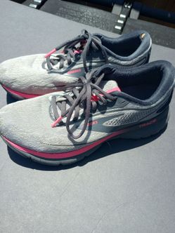 Brooks Trace 2 Women's Gray Mesh/ Neon Pink shoes .Size 8.5