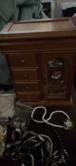 Jewelry case with miscellaneous jewelry Jewelry case with miscellaneous jewelry